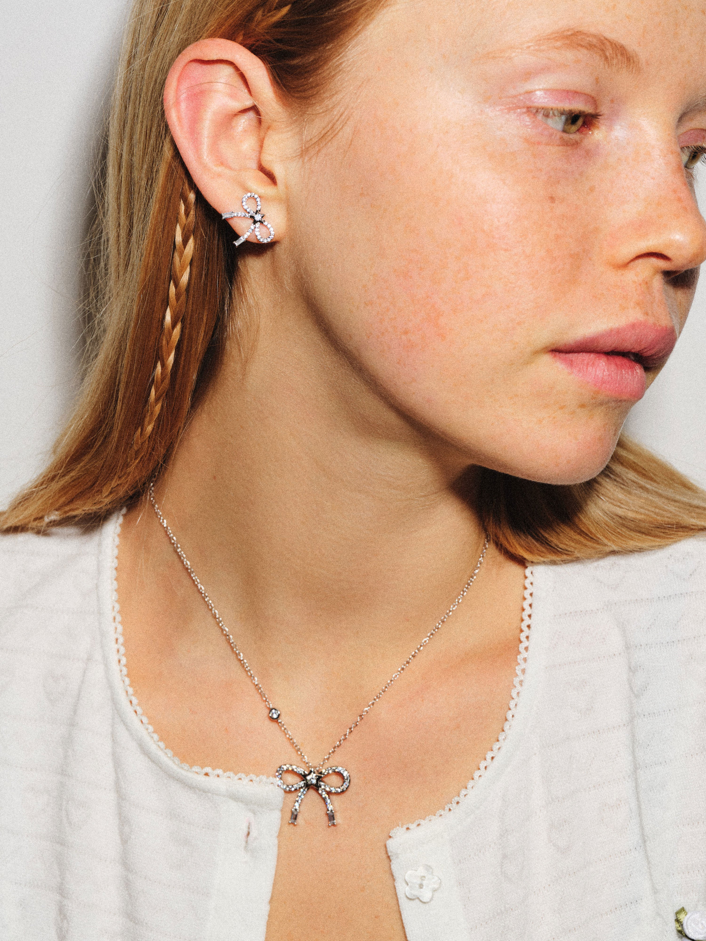 Blinking Bow Necklace – Heartbeat Whisper